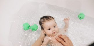 Tắm nước dừa cho trẻ sơ sinh có tốt không