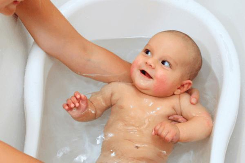 Cho bé tắm nước pha tinh dầu tràm cũng là cách trị ho hiệu quả
