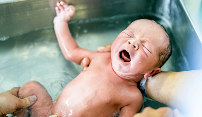 Cách tắm cho trẻ sơ sinh chưa rụng rốn hữu ích cho mẹ - Tin Tức VNShop