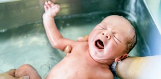 Cách tắm cho trẻ sơ sinh chưa rụng rốn