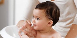 Trẻ sơ sinh bị viêm phổi có tắm được không