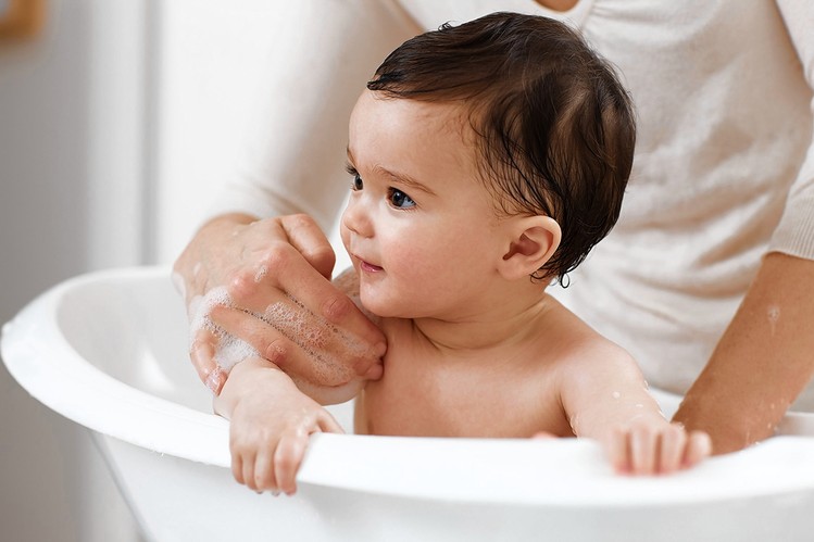 Trẻ sơ sinh bị viêm phổi có tắm được không