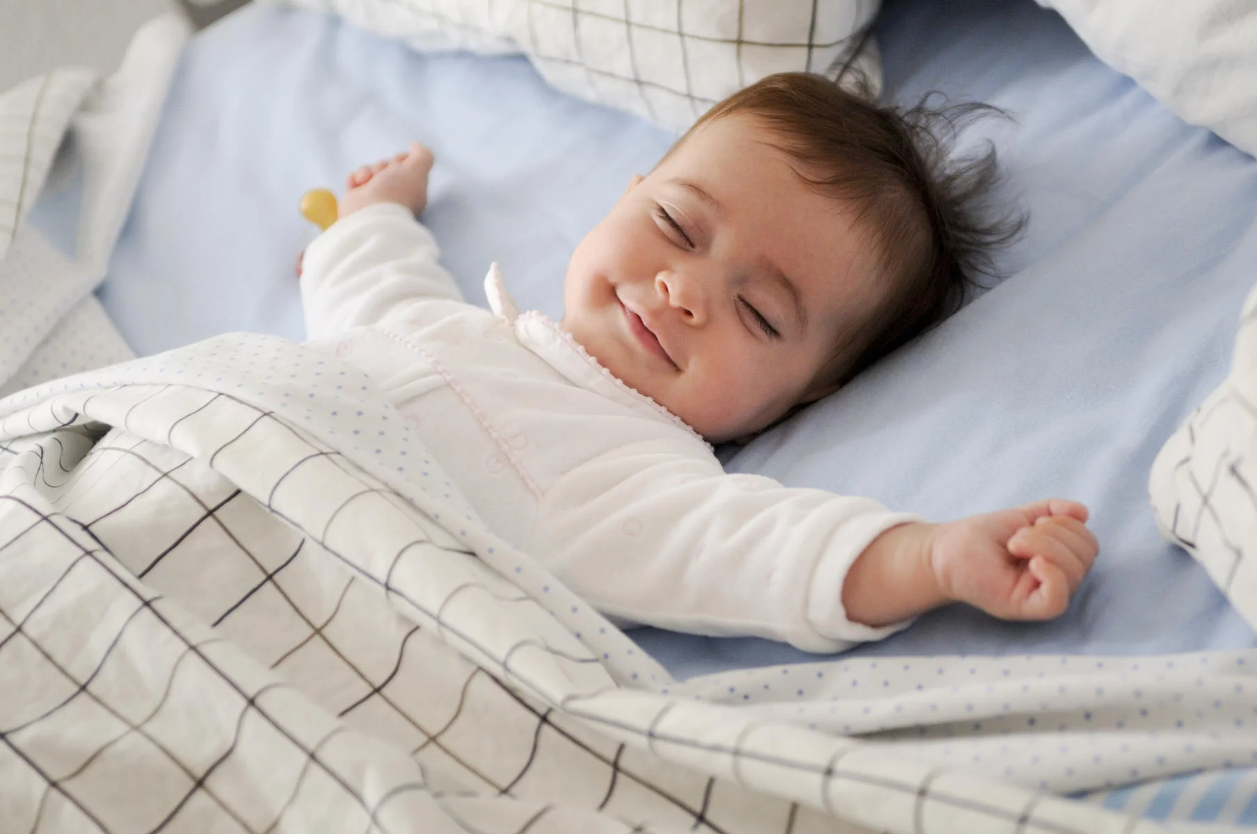 trẻ sơ sinh thỉnh thoảng bị ho - Cho bé ngủ đúng tư thế
