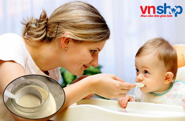 Cho trẻ ăn váng sữa đúng cách giúp trẻ hấp thụ dinh dưỡng tốt nhất