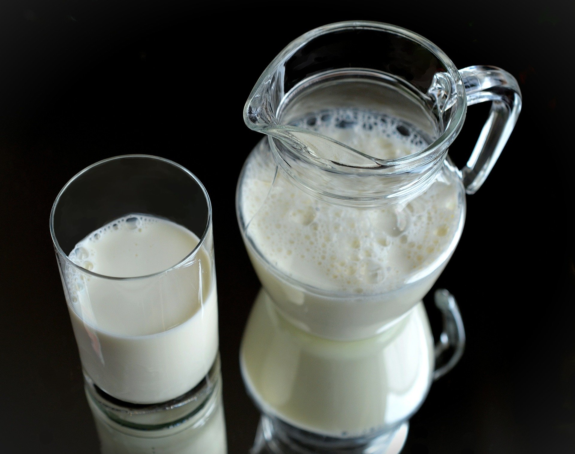 Lợi ích của cách làm trắng da bằng sữa tươi không đường tại nhà