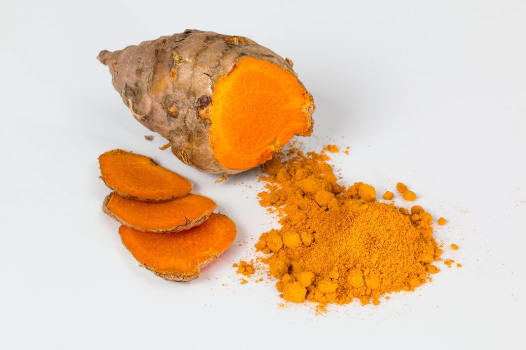 Curcumin trong bột nghệ có tác dụng tiêu diệt vi khuẩn, chống lão hóa hiệu quả