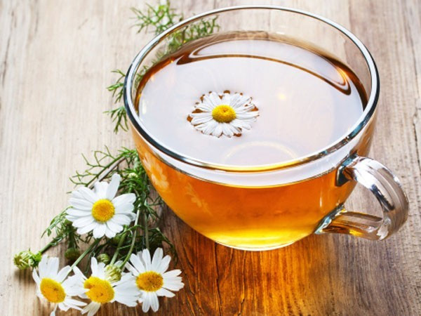 trà hoa cúc giải nhiệt trị mụn