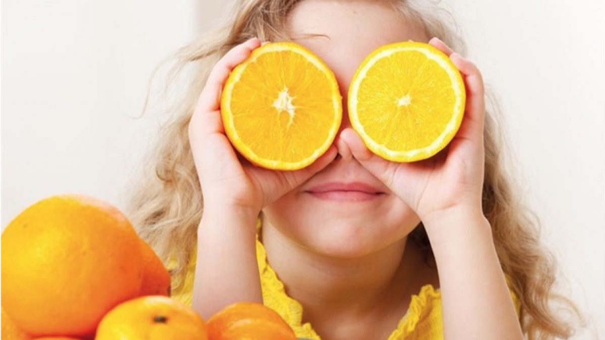 Trẻ bị sốt có nên nằm điều hòa không - Cho trẻ uống nước cam