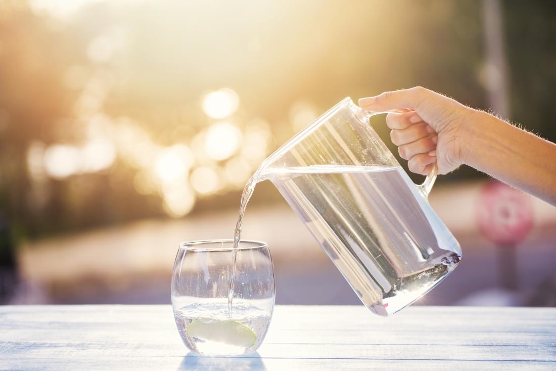 Uống nhiều nước giúp chống khô da khi sử dụng điều hòa